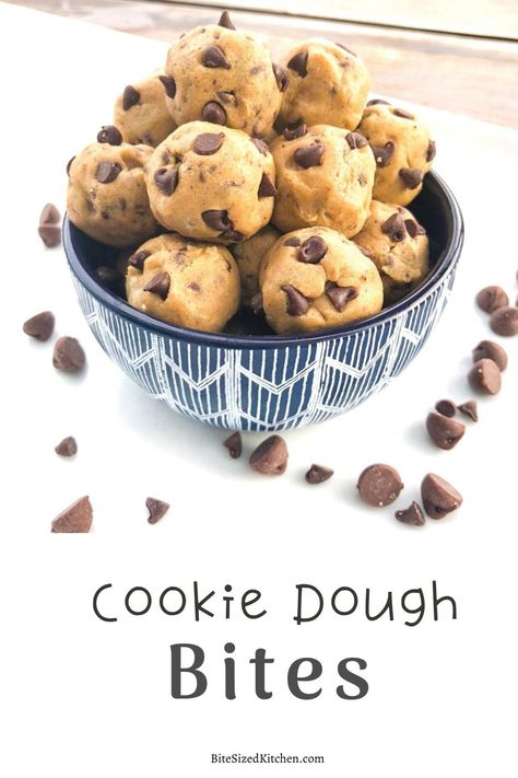 NO BAKE edible chocolate chip cookie dough bites! These balls are safe to eat and can be frozen! Essen, Frozen Cookie Dough Bites, Edible Cookie Dough Bites, Edible Chocolate Chip Cookie Dough, Chocolate Chip Cookie Dough Bites, Dessert Charcuterie, No Bake Cookie Dough, Healthy Cookie Dough, Raw Cookie Dough