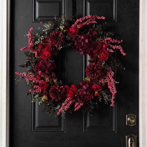 Hydrangea Pink, Wreath Inspiration, Pink Ranunculus, Fall Hydrangea, Autumn Wreaths For Front Door, Red Wreath, Craft Things, Grapevine Wreaths, Christmas Board