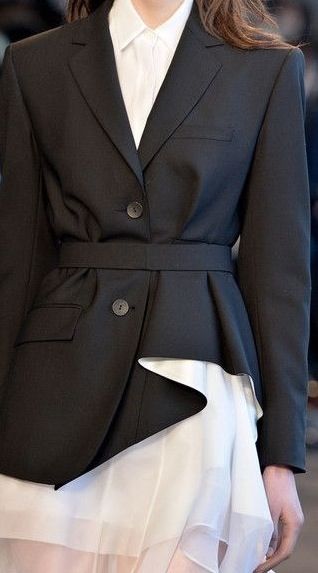 Chic blazer with asymmetric shaped hem; fashion details // Theory Fall 2014 Fall Chic, Chic Blazer, Moda Paris, Minimal Classic, Fashion Fall, 가을 패션, Tailored Jacket, Fall 2014, Looks Style