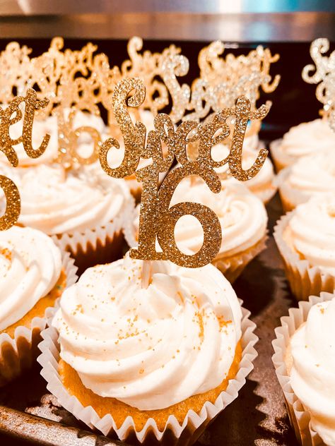 Cupcake Sweet 16, Golden Sweet 16 Ideas, Sweet Sixteen Cupcakes, Fall Sweet 16, Aesthetic Sweet 16, Sweet Sixteen Aesthetic, Sixteen Aesthetic, Aesthetic Cupcakes, 16 Cupcakes