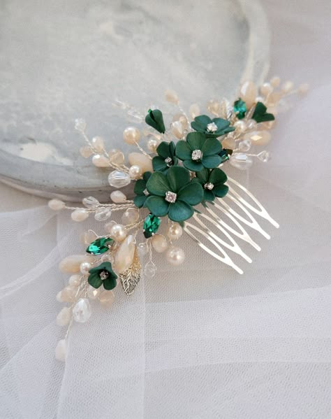 Wire Brooch, Accessories Chains, Dark Green Wedding, Dark Hunter Green, Hair Tie Accessories, Brunette Makeup, Bead Hair, Bead Hair Accessories, Henna Party