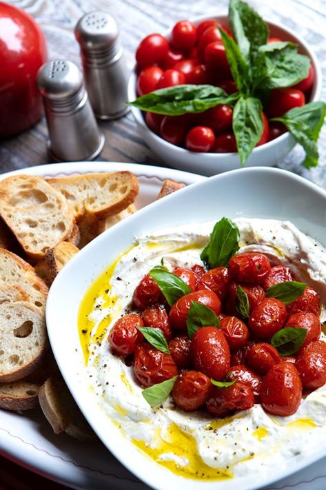 Whipped Ricotta Cheese, Whipped Ricotta, Italian Dinner Party, Italian Appetizers, Italian Dinner, Läcker Mat, Cheese Spread, Idee Pasto Sano, Recipes Vegetarian