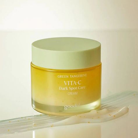 🌟TODAY'S ITEM🌟 GOODAL 🍊Green Tangerine Vita C Dark Spot Care Cream 50ml🍊 "Goodal’s upgraded version of the Green Tangerine Vita C Dark Spot Care Cream now contains double the amount of Vitamin C!" ✨️Benefits✨️ - A cream formulated with green tangerine extract to improving dark spot and freckles - Infused with Niacinamide, helps restore bright and clear skin - Features serum capsule to moisturize skin for the whole day 💚💚"Presents light-weight but moisturizing texture that penetrates inst... Serum, Goodal Green Tangerine Vita C, Green Tangerine Vita C, Green Tangerine, Vitamin C Benefits, Dark Spots, Skin Moisturizer, Clear Skin, Vitamin C