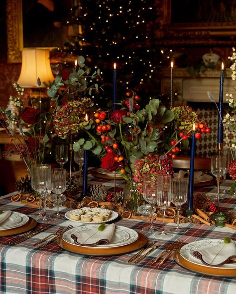 Maison Margaux | Christmas is coming 🎁 Enjoy 25% off all gift boxes with code ‘GIFTBOX25’ — sale ends 16th of December #maisonmargaux | Instagram Victorian Christmas, English Christmas, Deco Table Noel, Christmas Dinner Table, Tartan Christmas, Christmas Dining, Christmas Tablescapes, Christmas Table Settings, Christmas Table Decorations