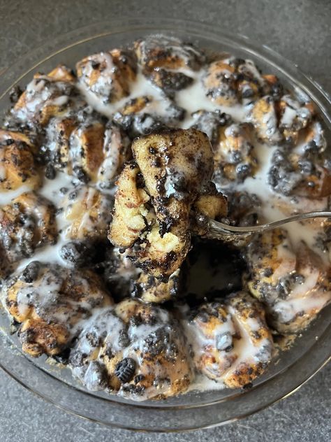 Oreo Cinnamon Rolls Pillsbury, Cinnamon Rolls Oreo, Oreo Breakfast Ideas, Oreo Stuffed Cinnamon Rolls, Oreo Cinnamon Rolls Recipes, Oreo Cinnamon Rolls, Cinnamon Bites, Cinnamon Roll Monkey Bread, Vegetarian Cookies