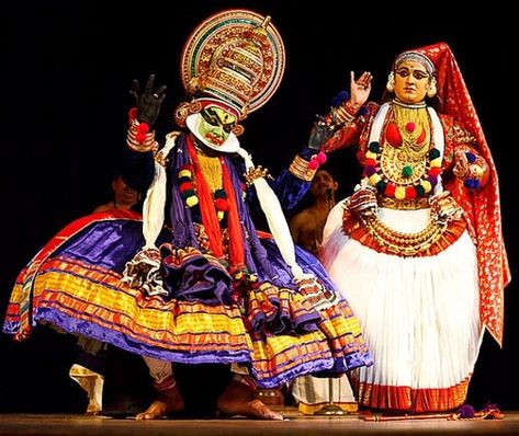 Kathakali @ Thekkady Kathak Dance, Dance Of India, Indian Classical Dance, Hindu Culture, Temple Art, Meaningful Art, Indian Dance, Bollywood Dance, Cultural Activities