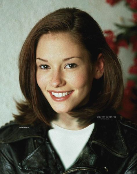 Cheryl Leigh, Greys Anatomy Characters, Chyler Leigh, Lexie Grey, Fluffy Hair, Beautiful Person, Perfect Woman, Grey's Anatomy, Just Girl Things