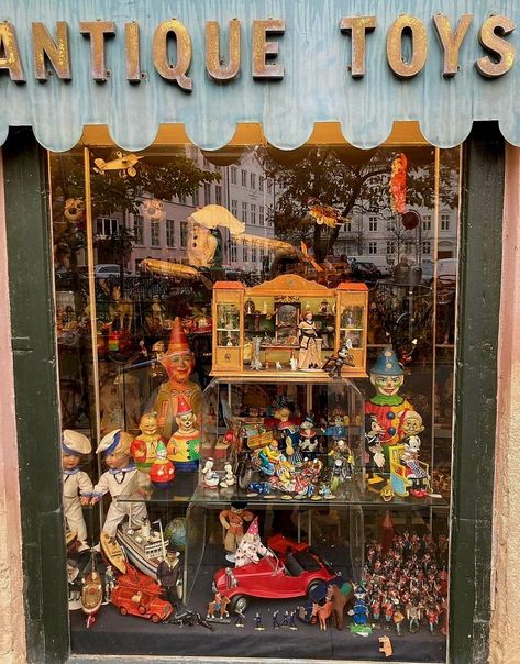 Victorian Toys Aesthetic, Antique Toy Display Ideas, Toy Shop Aesthetic, Toy Store Aesthetic, Stores Aesthetic, Spotted Rabbit, Toy Shop Display, Toy Exhibition, Vintage Toy Display