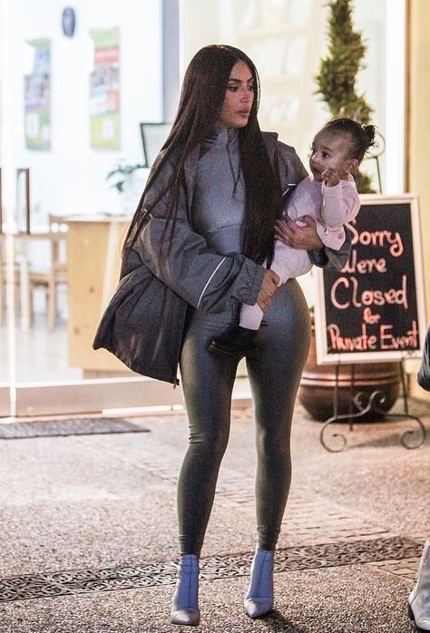 Mama Daughter, Kim Kardashian Outfits, Kim K Style, Kardashian Kids, Kardashian Outfit, Kardashian Family, Kim Kardashian Style, Kim K, Family Night