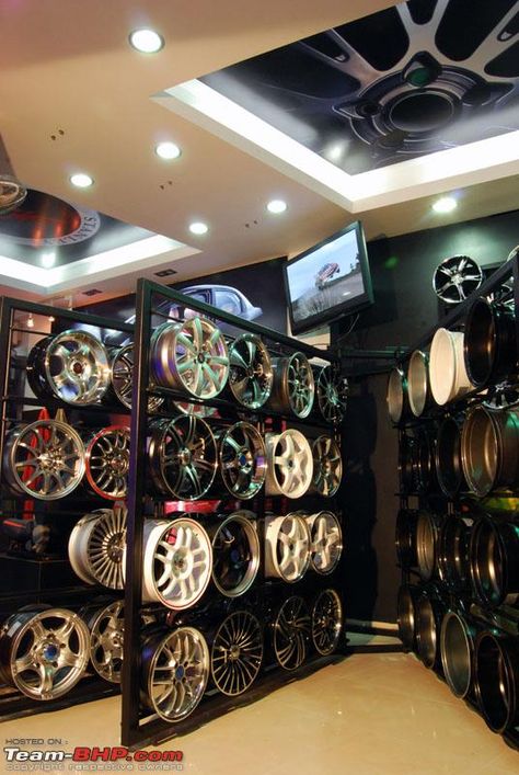 Car Showroom Interior, Car Showroom Design, Tire Shop, Car Accessories For Guys, Automotive Shops, Desain Pantry, Car Accessories For Girls, Showroom Design, Store Design Interior