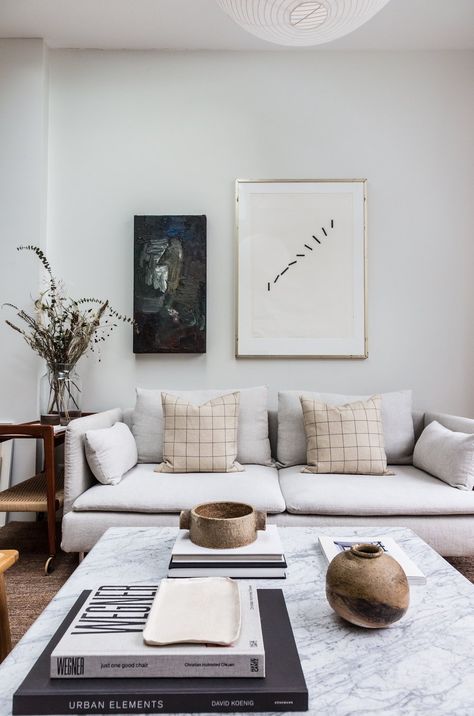 Light colored living room with IKEA Soderhamn sofa with Bemz cover in Holly Marder's light family home in a 1920s Dutch row house #soderhamn #ikeasoderhamn #bemzcover #livingroomdesign India Decor, Vase Ideas, Ikea Finds, Decor Vase, Ideas Room, Best Ikea, A Living Room, Home Decor Trends, Cheap Home Decor