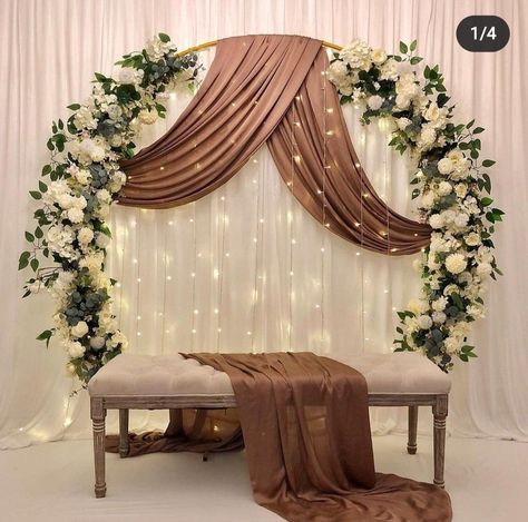 Garden Arches Ideas, Engagement Decorations Indian, Decoration Ideas For Wedding, Arch Decoration Ideas, Engagement Stage Decoration, Nikah Decor, Simple Stage Decorations, Minimalist Wedding Decor, Wedding Background Decoration