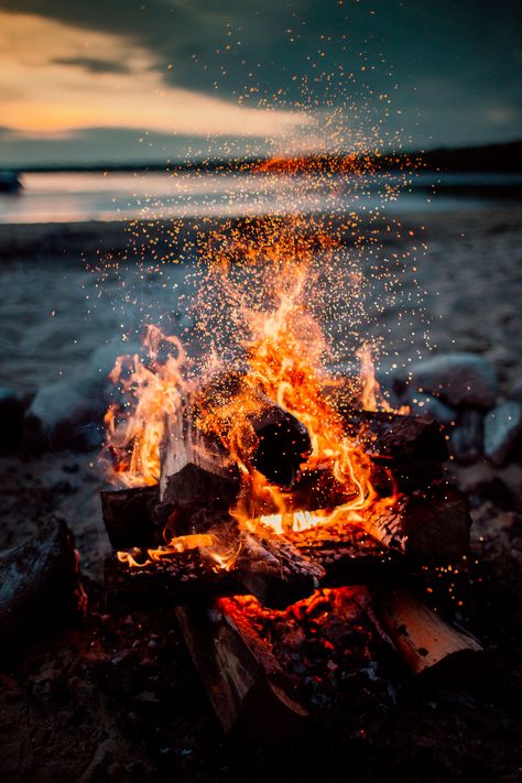 Fire Embers Aesthetic, Activity Aesthetic, Camp Fires, Fire Photography, Ocean Wallpaper, 판타지 아트, Camping Life, Alam Yang Indah, Fall Wallpaper