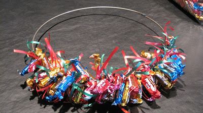 How to Make a Candy Wreath! - At Home with Vicki Bensinger Candy Wreath Diy, Candy Wreath Christmas, Christmas Candy Crafts, Christmas Candy Easy, Candy Bouquet Diy, Frugal Christmas, Candy Wreath, Sweet Trees, Candy Crafts