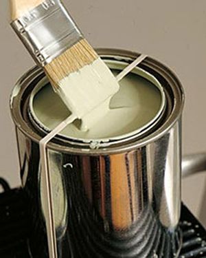 Paint Can Trick: Wrap a rubber band around a paint can and wipe your brush on the band and keep the rim of the can clean.  Source: Martha Stewart Gallon Of Paint, Smart Tiles, Astuces Diy, Paint Can, Rubber Band, Painting Tips, Paint Cans, Cleaning Organizing, Rubber Bands