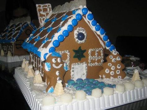 Gingerbread House Tips, Royal Icing Recipe With Egg Whites, Royal Icing Cookies Recipe, Jewish Holiday Recipes, Gingerbread House Designs, Gingerbread House Decorations, Festive Cookies, Royal Icing Recipe, House Tips