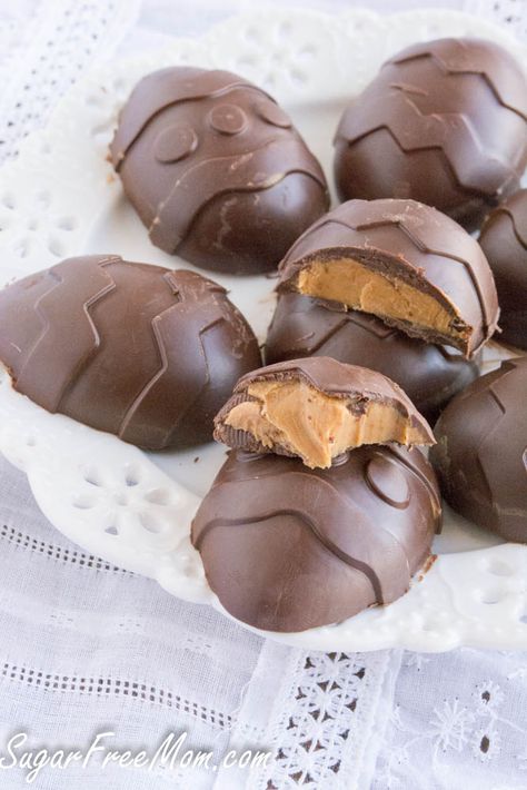 Sugar Free PB Eggs!! make with my Homemade Chocolate Chips! Peanut Butter Easter Eggs, Low Carb Candy, Sugar Free Peanut Butter, Peanut Butter Eggs, Pane Dolce, Sugar Free Treats, Homemade Chocolate Chips, Postre Keto, Low Carb Peanut Butter