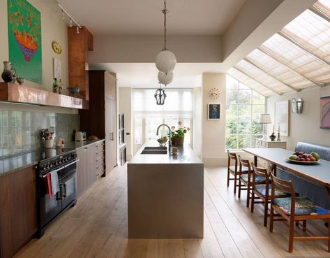 Classic kitchen Tiny Powder Rooms, Beata Heuman, Oven Hood, London Kitchen, London House, Built In Wardrobe, Step Inside, Terrace House, Architectural Digest