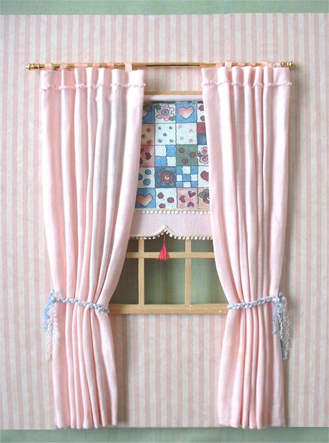 For a girl's room Miniature Curtains, Doll House Curtains, Doll Furniture Diy, Fairy Garden Crafts, Doll House Plans, Diy Dollhouse Furniture Easy, Dolls House Interiors, Diy Decor Crafts, Barbie House