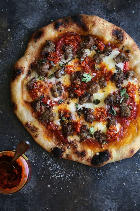 Honey Pizza, Neapolitanische Pizza, Pizza Oven Recipes, Spicy Pizza, Pizza Appetizers, Sausage Pizza, Calabrian Chili, Pizza Recipes Homemade, Spicy Sausage