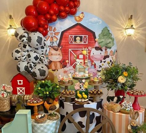 Barnyard Baby Shower Ideas, Animals Baby Shower Ideas, Farm Baby Shower Theme, Kylie Baby Shower, Baby Shower For Girl, Animal Baby Shower Cake, Baby Shower Balloon Arch, Cow Baby Showers, Farm Animals Theme