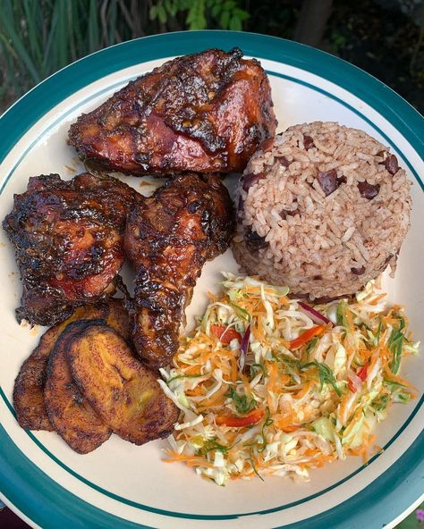 Jamaican Food Plate, Jamician Dishes, Tiffany Plate, Uni Meals, Brown Stew Chicken, Jamaica Food, Carribean Food, Chicken Plating, Jamaican Food