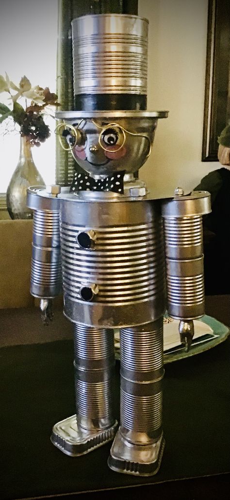 Tin Can People, Tin Can Halloween, Recycle Robot, Coke Can Crafts, Recycled Yard Art, Tin Can Robots, Tin Can Man, Beer Bottle Art, Raised Garden Beds Diy Vegetables