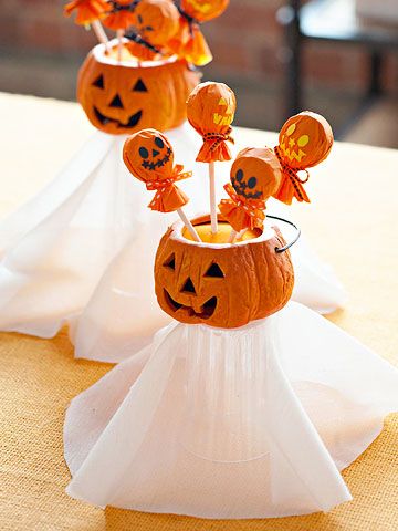 Ghostly Delights  Tissue-paper circles embellished with punched shapes turn store-bought suckers into merry jack-o'-lanterns. For a ghostly effect, display them in a mini pumpkin container resting on top of an upside-down glass covered with cheesecloth Origami Halloween, Pumpkin Patch Party, Hallowen Party, Halloween Origami, Dulces Halloween, Halloween Symbols, Halloween Labels, Diy Treats, Pumpkin Treat