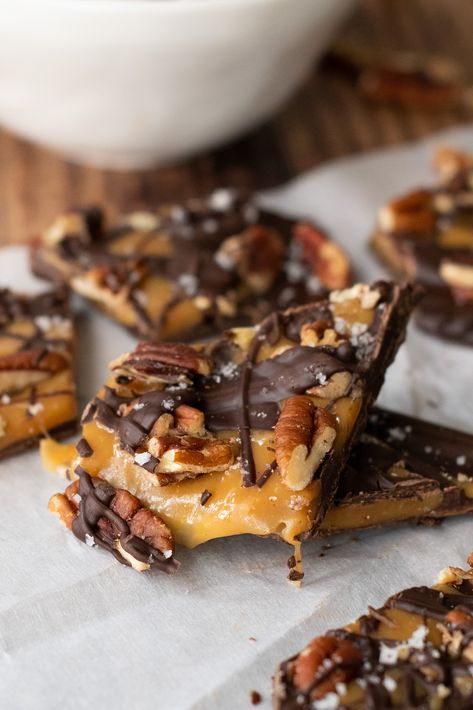 Pecan Bark Recipe, Caramel Homemade, Pecan Bark, Homemade Chocolate Bark, Candy Bark Recipes, Homemade Turtles, White Chocolate Bark, Chocolate Bark Recipe, Quick Easy Desserts