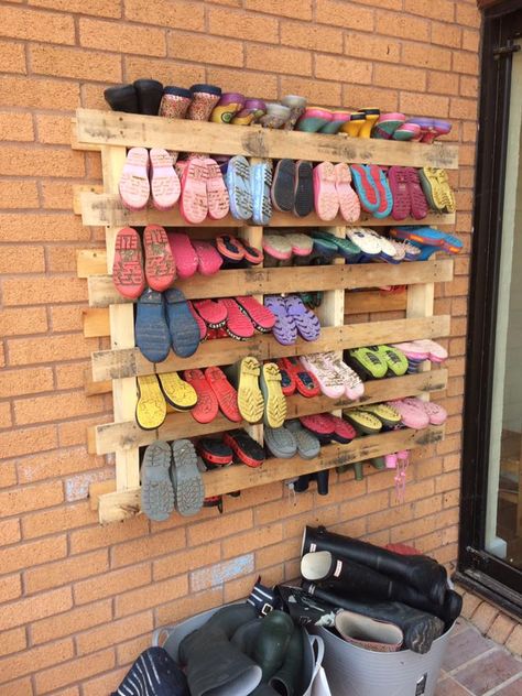 pallet welly storage Nursery Room Ideas Childcare, Eyfs Outdoor Area, Childcare Rooms, Reception Classroom, Elegant Nursery, Outdoor Learning Spaces, Forest School Activities, Eyfs Classroom, Outdoor Play Spaces