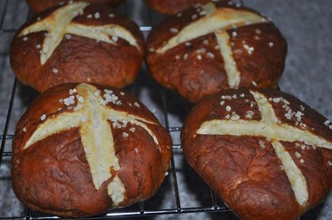 Bread Machine Pretzel Buns Pretzel Recipe Bread Machine, Pretzel Bread Sandwich, Pretzel Bun Recipe, Bread Machine Recipes Sweet, Pretzel Buns, Pretzel Bread, Best Bread Machine, Pretzel Rolls, Pretzel Bun