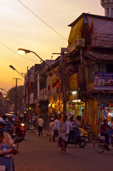 Gutar Gu, Indian Town, Night Rides Car, Semester At Sea, India Street, Perspective Sketch, Desi Love, India Photography, Urban Landscapes