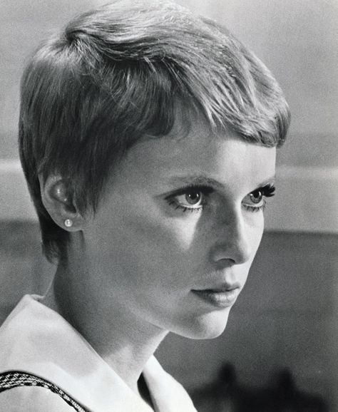 Vogue Paris is taking the opportunity to revisit the short haircuts that made history, from Twiggy and Halle Berry, to Linda Evangelista and Cameron Diaz. Ready to make the chop? Mia Farrow Pixie, Pixie-cut Lang, Rosemary's Baby, Mia Farrow, Haircut Inspiration, Popular Haircuts, Very Short Hair, Trending Hairstyles, Popular Hairstyles