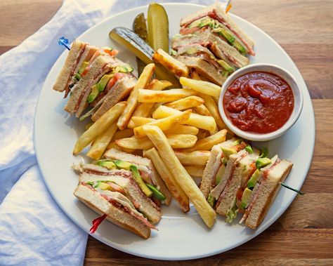 Clubhouse Sandwich Plating, Club Sandwich Photography, Cafe Sandwich Ideas, Sandwiches Aesthetic, Sandwich Street Food, California Club Sandwich, Sandwich And Chips, Sandwich Aesthetic, Club Sandwiches