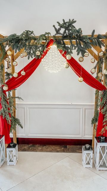 Wooden Arch Christmas Decor, Christmas Themed Photo Booth, Christmas Decor Arch, Christmas Wedding Arch Ceremony Backdrop, Outdoor Christmas Backdrop, Christmas Arbor Decorating, Xmas Backdrop Ideas, Christmas Arch Backdrop, Christmas Photobooth Idea