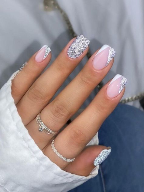 Short white and silver glitter nails with chevron tips Nails With Silver Tips, White Nails With Silver, Nails With Silver, White Gel Nails, Silver Nail Designs, New Years Nail Designs, Unghie Sfumate, Silver Glitter Nails, Silver Tips