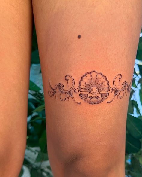 Dainty pearl thigh band for Vysnavi 🫧 Dainty Thigh Tattoo, Leg Garter Tattoo, Leg Band Tattoo, Thigh Band Tattoo, Thigh Garter Tattoo, Kelly Chen, Pearl Tattoo, Thigh Band, Garter Tattoo