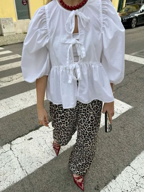 Tie Front Blouse Outfit, Portuguese Fashion, Dinner Date Outfits, Leopard Outfits, Leopard Print Pants, Jumpsuit Outfit, Tie Front Blouse, Trend Fashion, Blouse Outfit