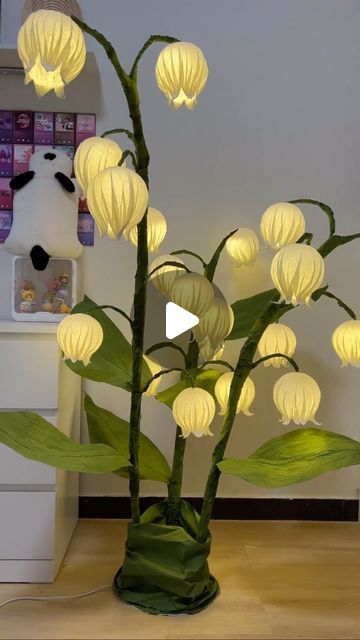 Paper Flower Lights, Giant Flowers Diy, Diy Floor Lamp, Diy Table Lamp, Paper Flowers Diy Easy, Diy Fleur, Lampe Art Deco, Diy Crafts Love, Summer Mantle