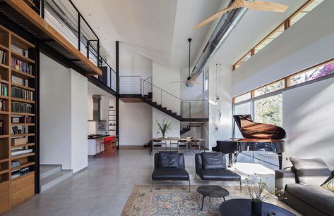 Modern home in Israel reflects Bauhaus and Japanese influences 300 Sqm House Design, Aesthetic Architecture, Architecture Wallpaper, Memphis Design, Wallpaper Magazine, Japanese Aesthetic, Lounge Room, Japanese Design, Family House