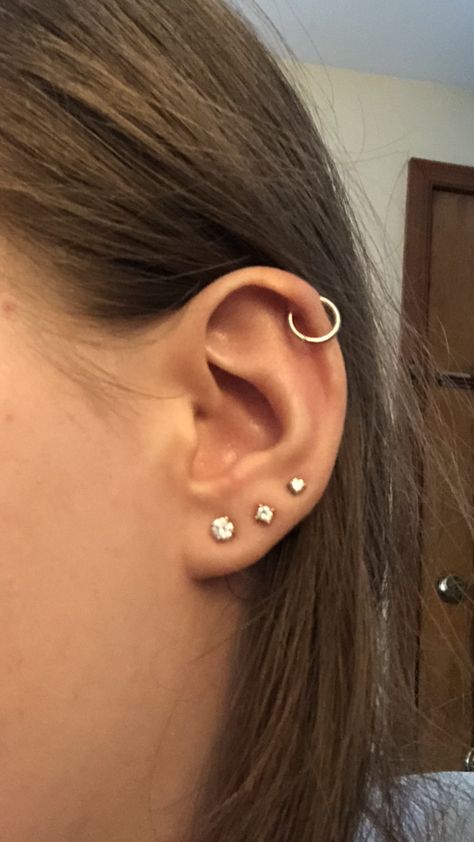 My triple lobe and helix piercing Ušný Piercing, Ear Piercing For Women, Ear Piercing Helix, 3 Ear Piercings, Piercing Bouche, Piercing Face, Bodysuit Tattoos, Ear Peircings, Ear Piercings Chart