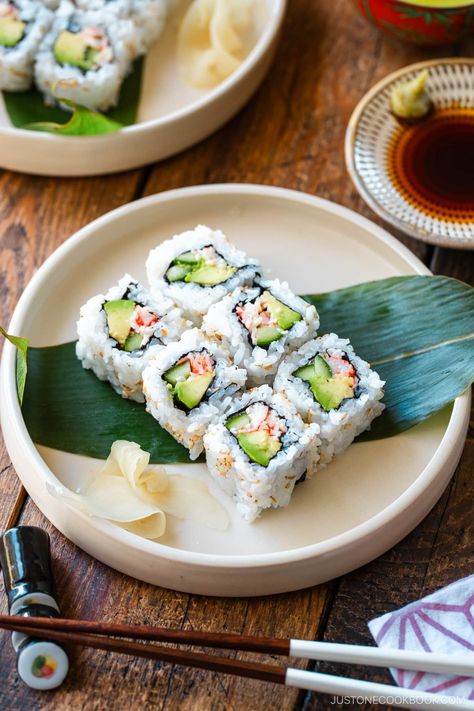 Filled with creamy avocado, sweet crab meat, and crunchy cucumber, California roll is by far the most popular sushi roll in the US. Learn how to make this delicious sushi roll at home! I also included a step-by-step guide with pictures and a video on how to perfect your sushi rolling technique. Meat Sushi Roll, Easy Sushi Rolls, Avocado And Cucumber, Sushi Rolling, California Roll Sushi, Citrus Garnish, California Rolls, Crab Rolls, Just One Cookbook