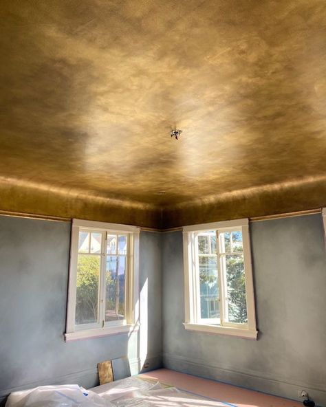 All Posts • Instagram Gold Ceiling Bathroom, Metallic Ceiling Paint, Gold Painted Ceiling, Gold Ceiling Paint, Metallic Gold Wall Paint, Painted Ceiling Ideas Bedroom, Caroline Lizarraga, Ceiling Wallpaper Ideas, Ceiling Paint Design