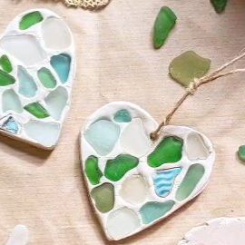 Air Dry Clay Mosaic Tiles, Sea Glass Mosaic Diy, Clay And Glass Projects, What To Do With Sea Glass Ideas, Sea Glass Crafts Diy Projects, Sea Pottery Crafts, Glass Gem Crafts, Sea Glass Crafts Diy, Sea Glass Crafts Ideas