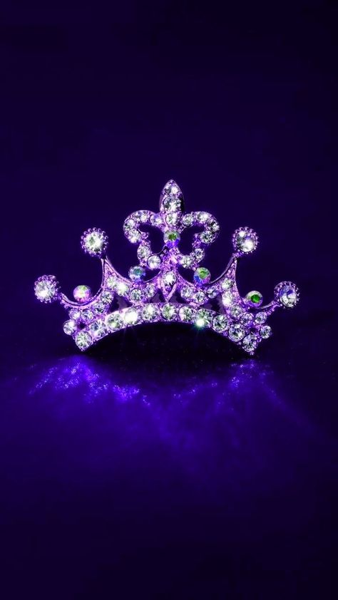 Iphone Wallpaper Queen, Wallpaper Queen, Queen Wallpaper Crown, Pink Queen Wallpaper, Queen Wallpaper, Cute Home Screen Wallpaper, Queens Wallpaper, Cute Home Screens, Bling Wallpaper