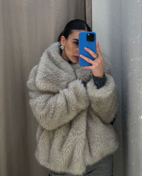 Zara, faux fur, grey, outfit Grey Fur Coat, Grey Fur, Grey Outfit, Faux Fur Jacket, Fur Jacket, Fur Coat, Winter Outfits, Faux Fur, Zara