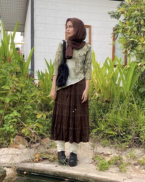 Brown Fits Women, Modest Fairycore Outfits, Fairy Grunge Hijabi, Grunge Hijab Outfit, Hijab Cottagecore, Hijabi Fairycore, Hijabi Cottagecore, Y2k Hijab, Fairy Grunge Outfit