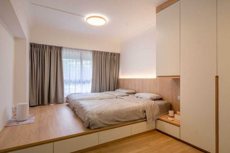 Browse renovation ideas for this scandinavian bedroom including Platform Bed and Vinyl Flooring. Tatami Bedroom Design, Vinyl Flooring Bedroom, Hdb Interior Design, Hdb Renovation, Hdb Interior, Minimalist Apartment Decor, Contemporary Office Design, Platform Bedroom, Bedroom Furniture Layout