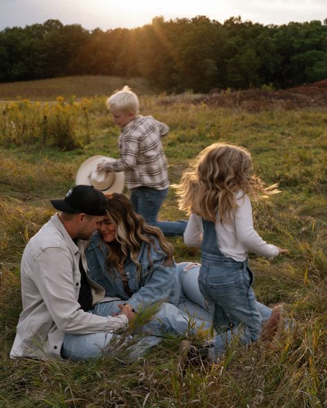 these four, c’mon. the sweetest 🤎 Young Mum Aesthetic, Life Asthetic Picture, Loving Family Aesthetic, Country Family Aesthetic, Mum Aesthetic, Hiking Family, Country Family, Family Aesthetic, Husband And Wife Love