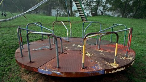 70s and 80s playgrounds were seriously fun stuff, but for the teachers and parents who had to oversee their use, they were big danger zones. Retro School Supplies, Vintage Playground, Backyard Jungle Gym, Wooden Playground Equipment, City Playground, Recess Games, Modern Playground, Tire Chairs, Reuse Old Tires